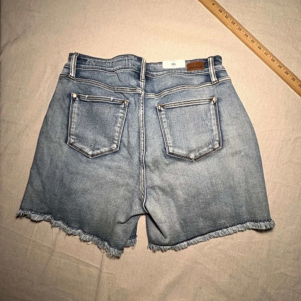 NWT Judy Blue Hallie High Rise Distressed Denim Shorts Medium Wash Plus 3XL Boho